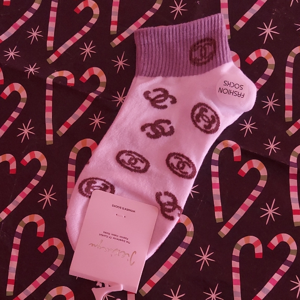 FASHIONABLE WHITE SOCKS